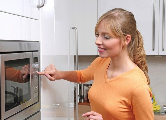 Инструкция: как отстирать и отбелить кухонные полотенца с помощью микроволновки и правила безопасности