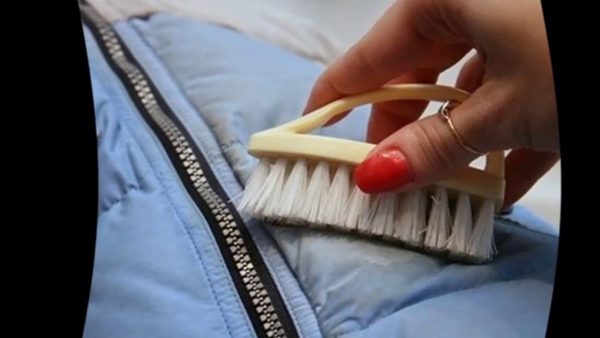Как вывести жирное пятно с пуховика в домашних условиях: 6 народных средств